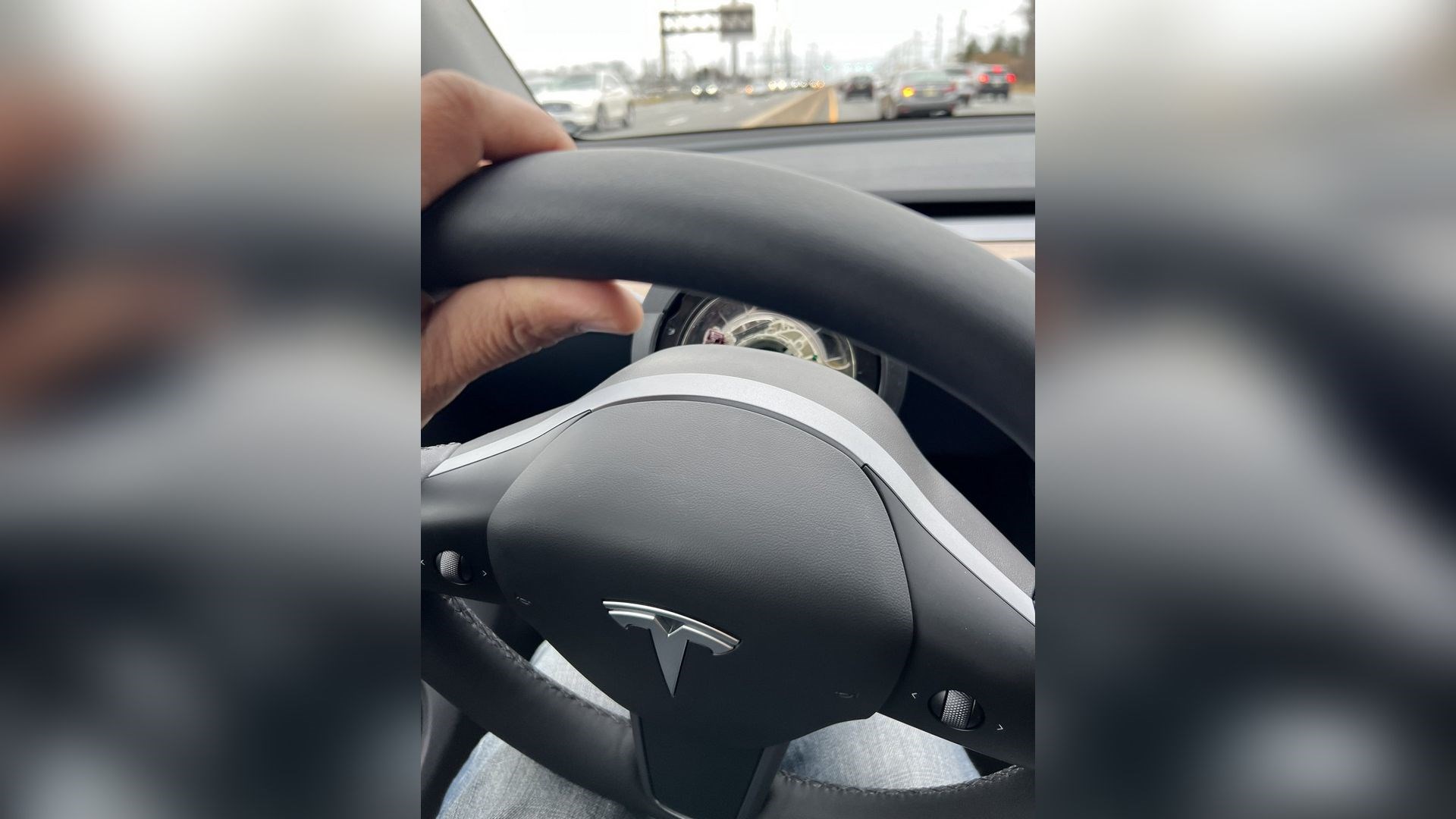 Tesla Model Y yolda giderken direksiyonu düştü