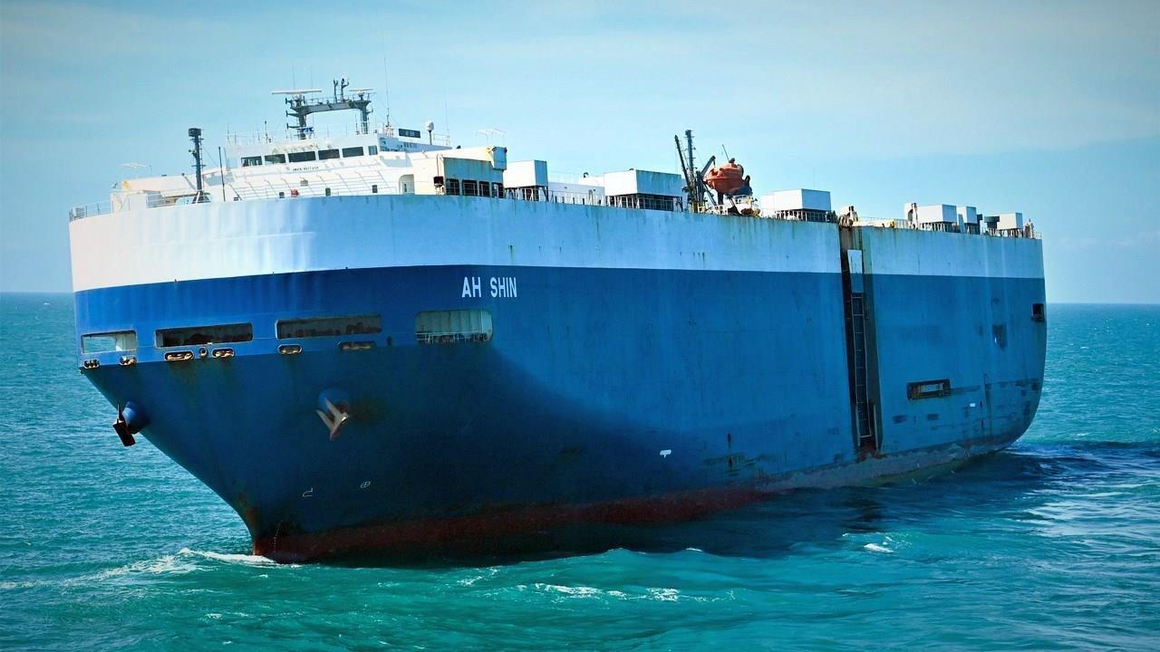 4.500 otomobil taşıyan kargo gemisi Vietnam açıklarında alev aldı