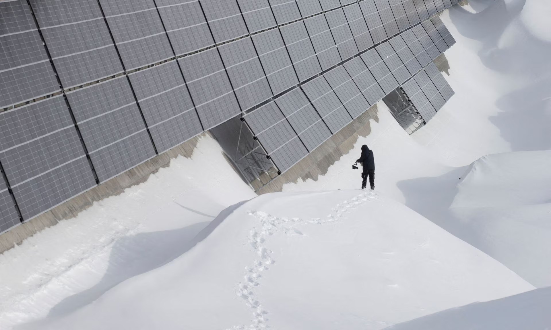 Avrupa'nın en yüksek barajı 5.000 güneş paneliyle donatıldı