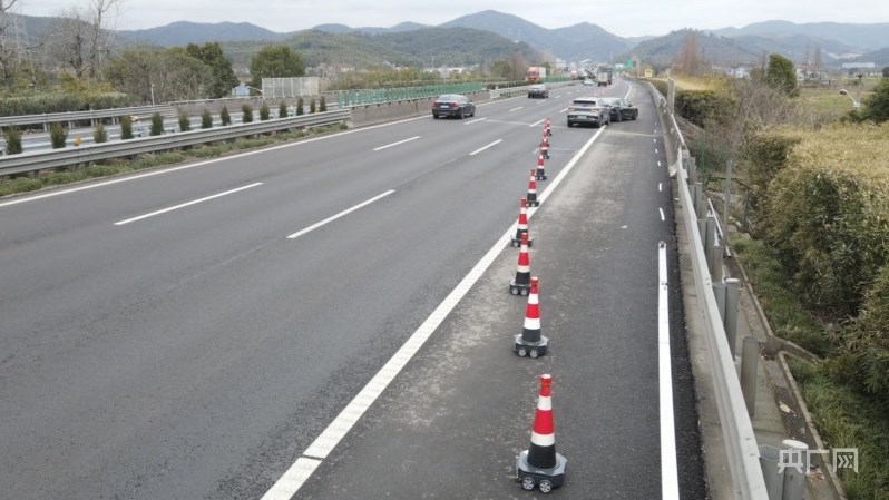 Çinliler robot trafik konisi geliştirdi: Yolu otomatik kapatıyor
