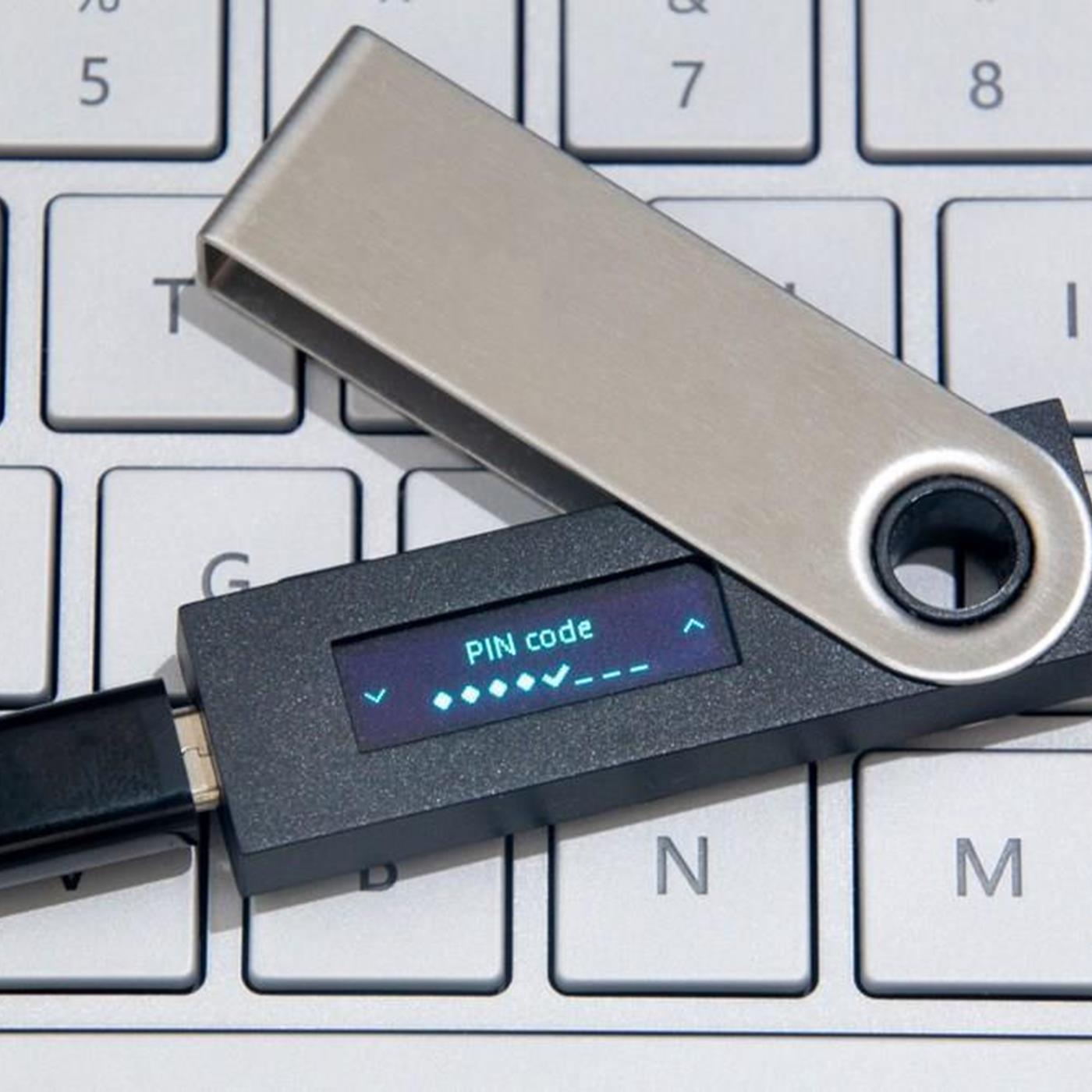 Аппаратный кошелек ledger. Леджер криптокошелек. Аппаратный криптокошелек. Аппаратный кошелек Леджер. Аппаратный криптокошелек в виде карточки.