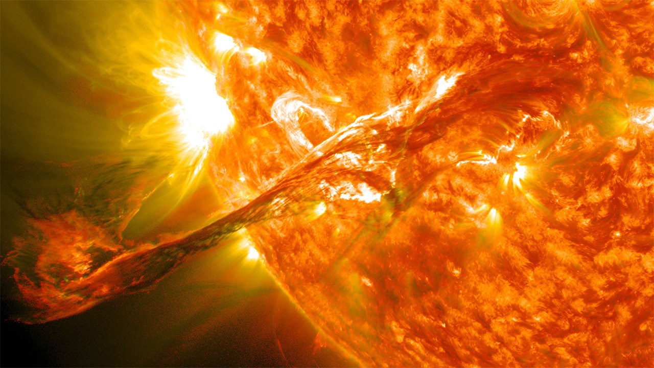 NASA, Dünya'yı etkileyen devasa Güneş patlamasını paylaştı