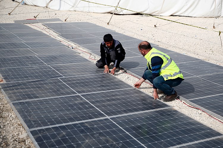 ASPİLSAN Enerji, güneş panelleriyle çadırlara enerji sağlıyor