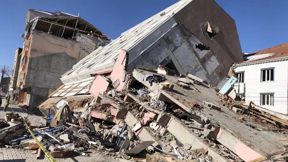 İngiltere’den gelen ekip depremde yıkılan binaları inceleyecek
