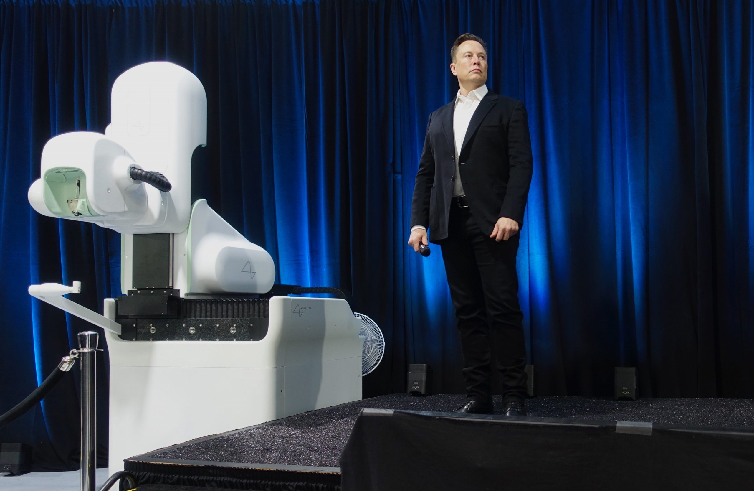 Musk'ın beyin implantı şirketi insan deneyleri için ortak arıyor