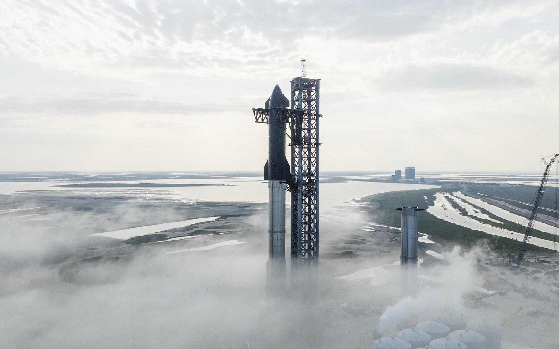 Elon Musk, dünyanın en güçlü roketini fırlatmak için gün sayıyor