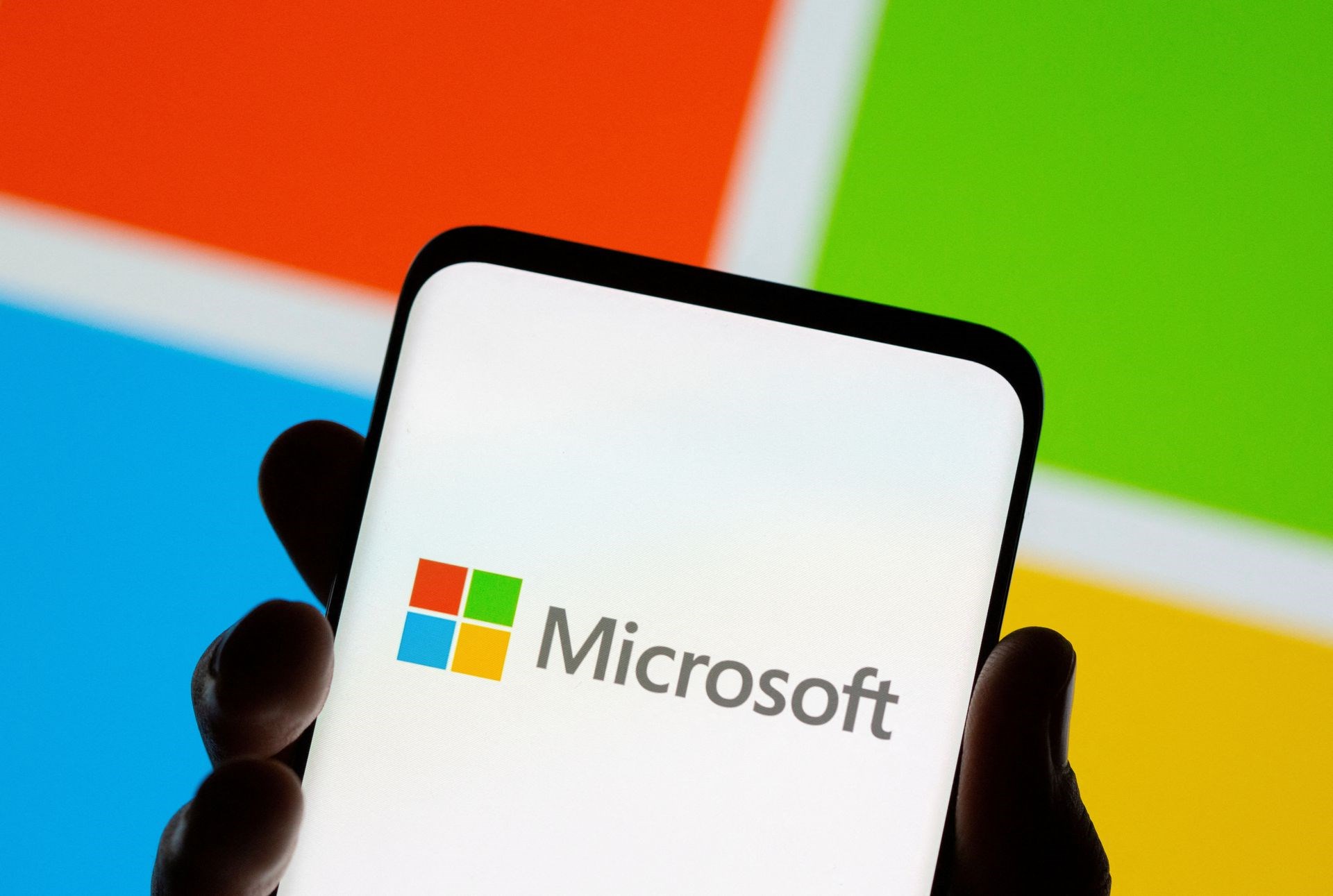 Microsoft, Rusya’ya yazılım satmakla suçlanıyor