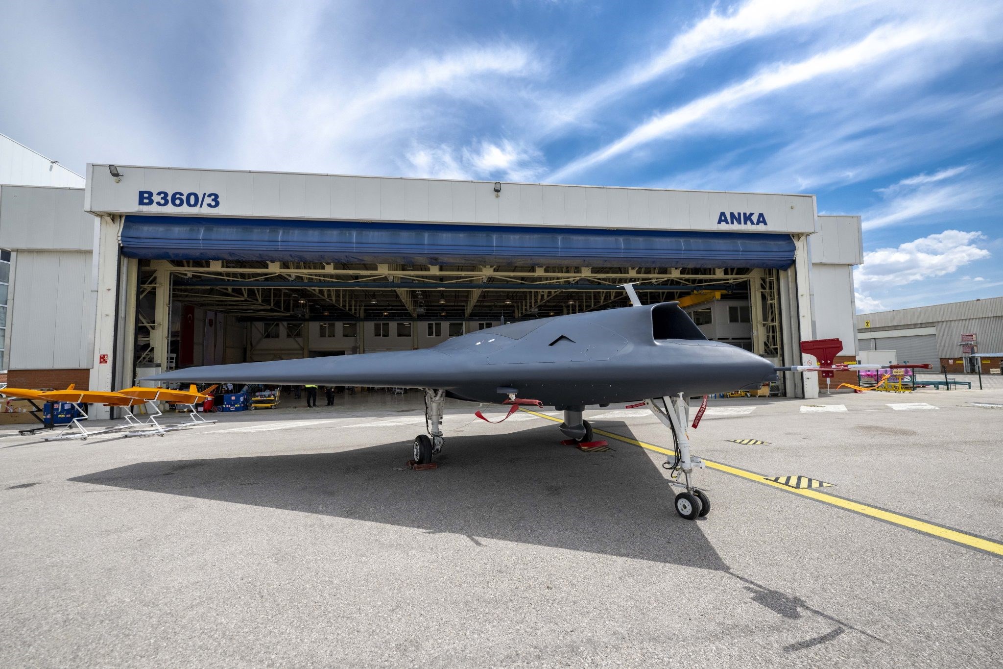 İnsansız savaş uçağı ANKA-3 ilk kez piste çıktı ve taksi yaptı