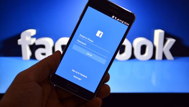 Facebook uygulaması otomatik arkadaşlık isteği gönderiyor