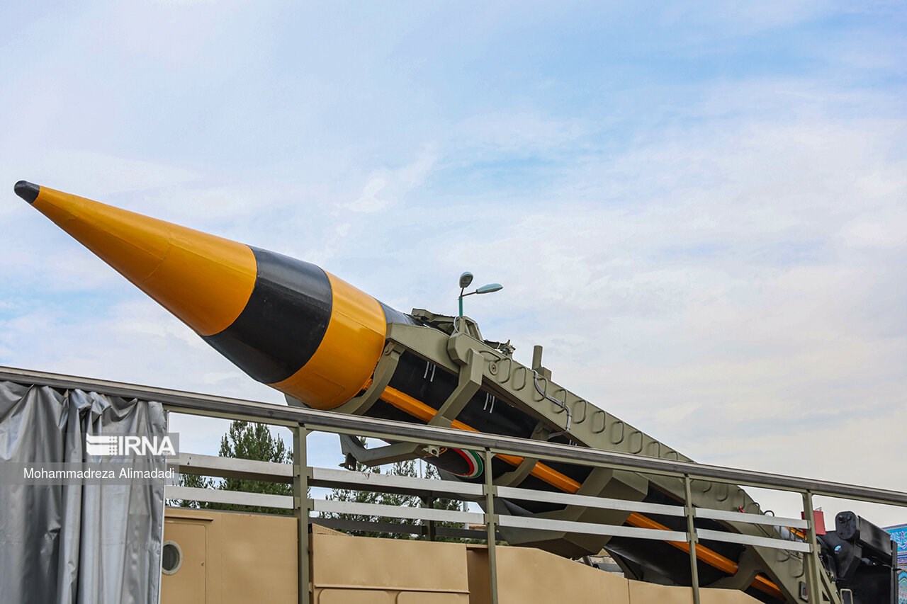İran ordusu 2.000 km menzile sahip yeni balistik füzesini tanıttı
