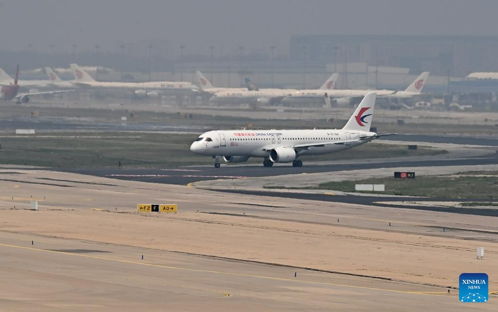 Airbus ve Boeing'in rakibi Çinli COMAC ilk uçuşunu gerçekleştirdi