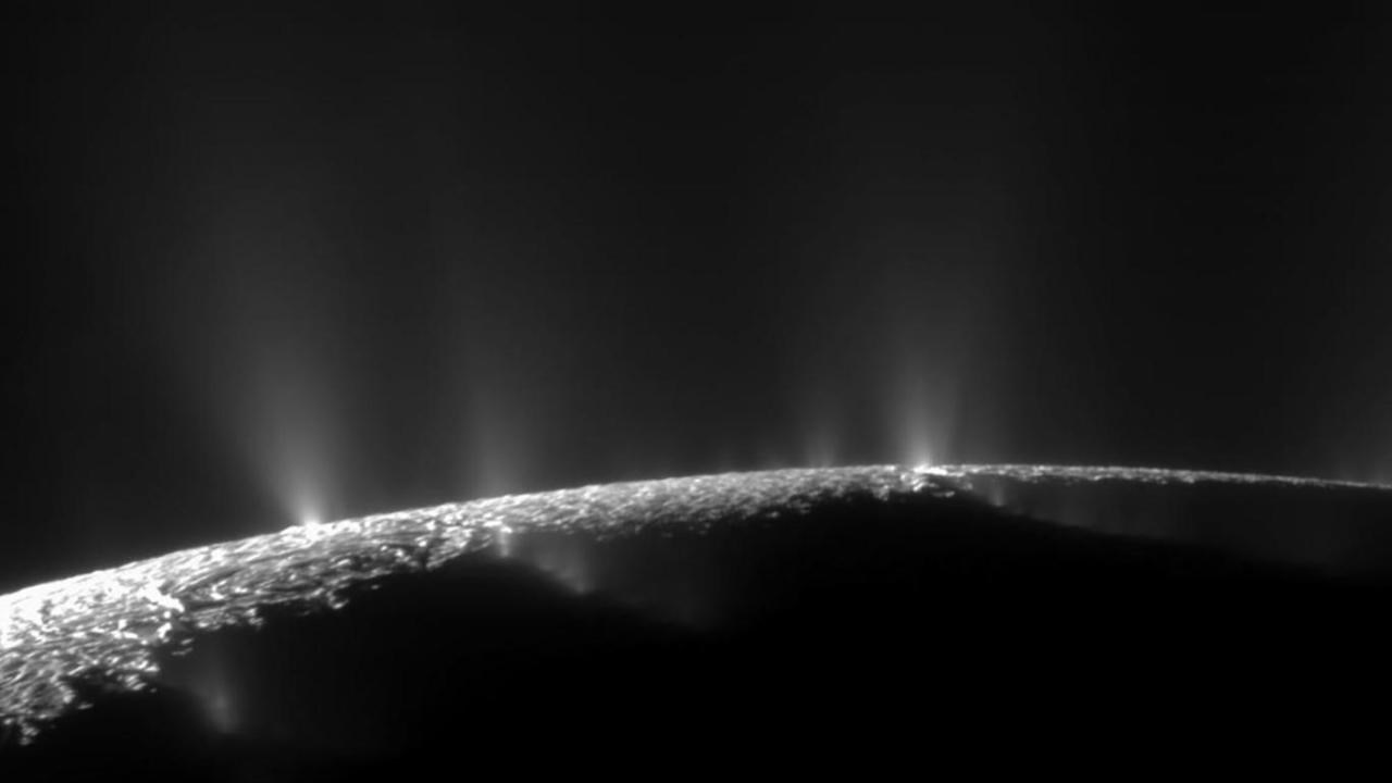 Webb teleskobu Enceladus'tan fışkıran devasa bir buhar belirledi