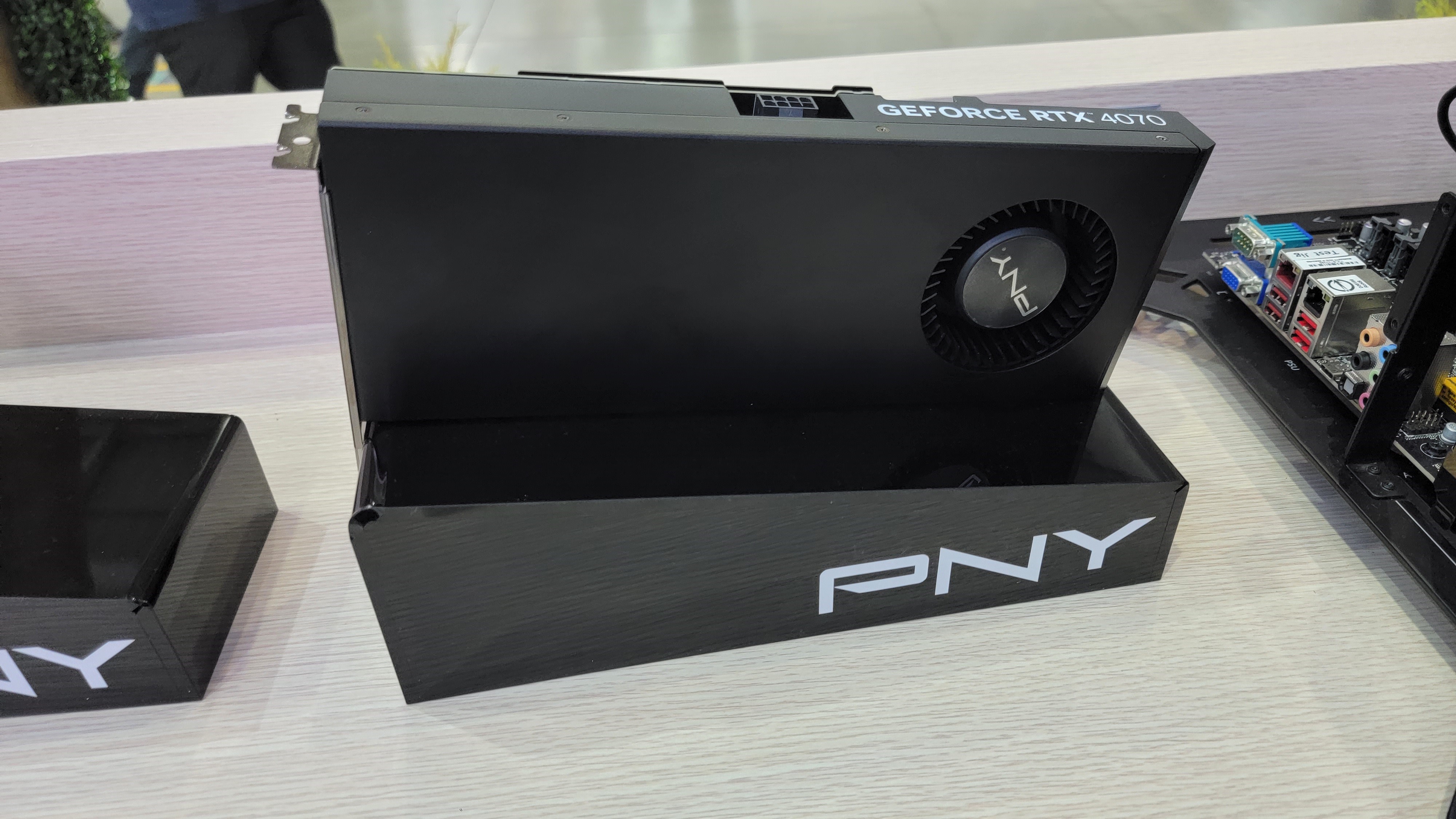 PNY, 4,5 yuvalı dev RTX 4090 ve RTX 4070 ekran kartlarını tanıttı