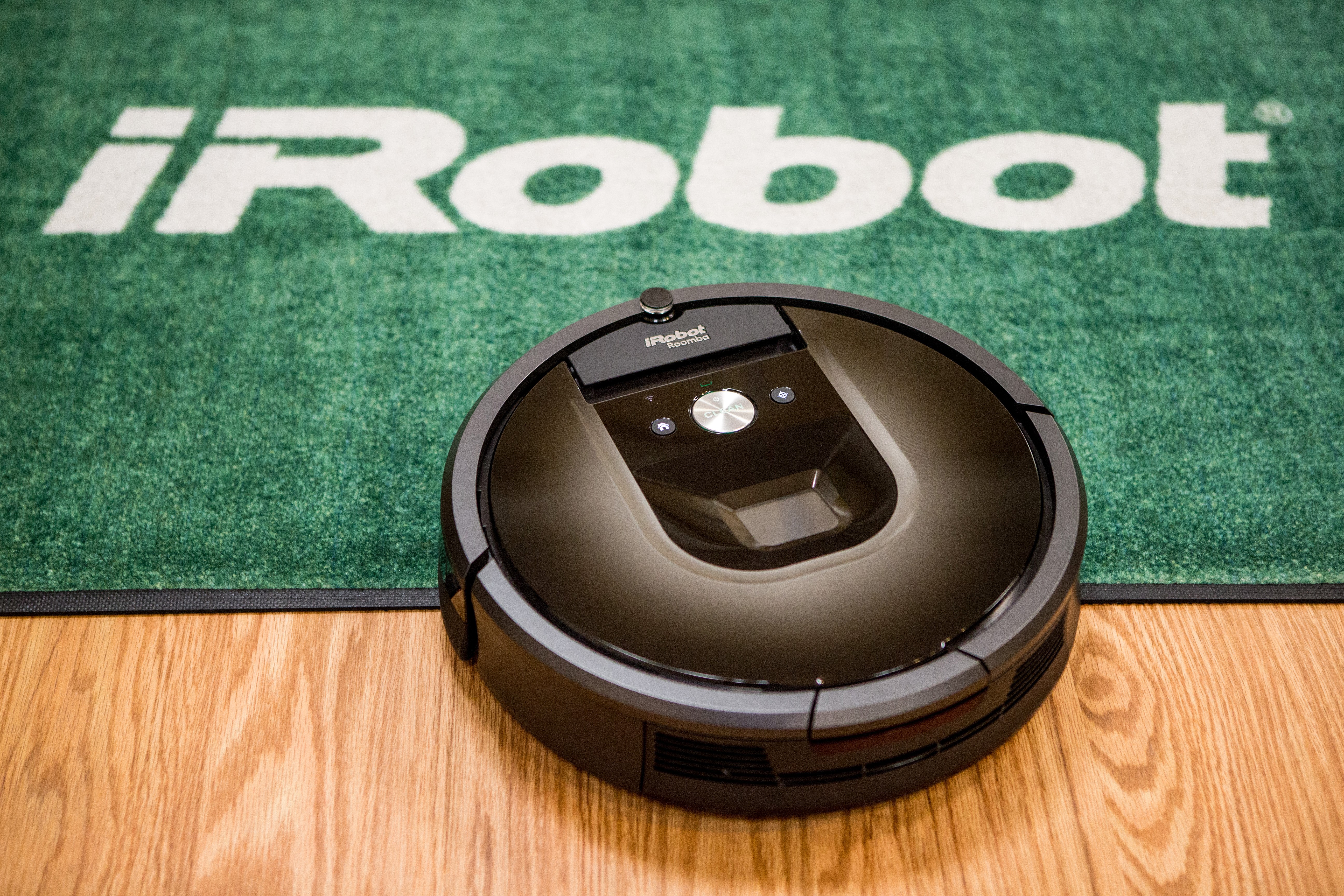 Почему горят роботы пылесосы. Айробот пылесос Румба 606. Робот-пылесос IROBOT Roomba Corporation. Робот-пылесос IROBOT Roomba Corporation 2002-2007. Робот пылесос Айробот Румба первый.