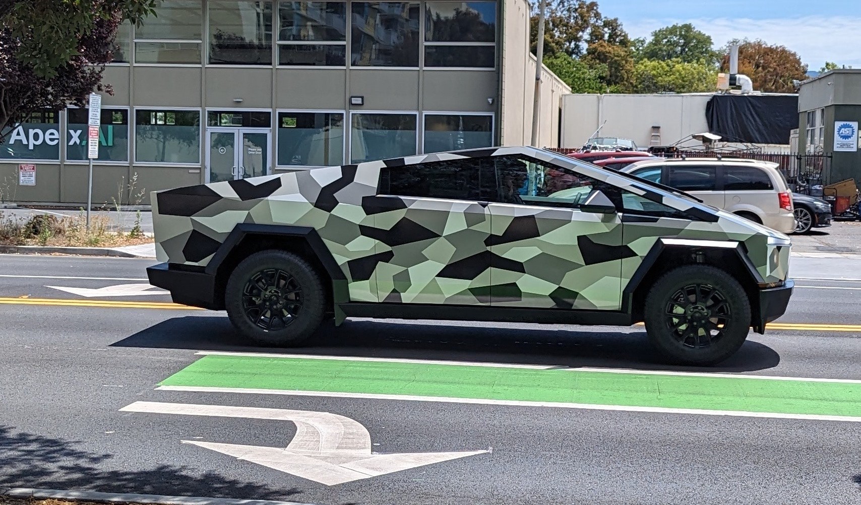 Ford, Tesla’nın ilginç tasarımlı Cybertruck aracını eleştirdi