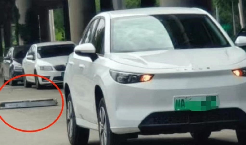 Çinli otomobil seyir halindeyken bataryası yola düştü