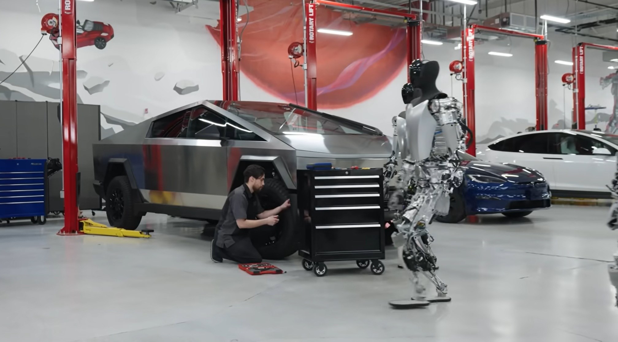 Tesla mağazalarına müşteri çekmek için insansı robotlarını kullan