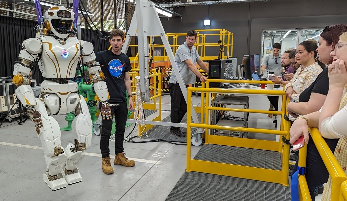NASA, insansı astronot robotunun testlerine başladı