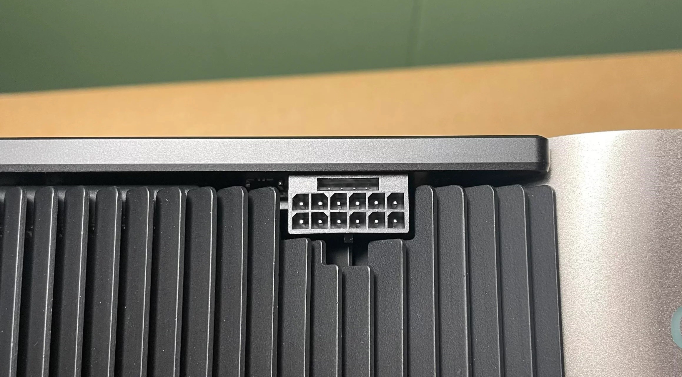 Yeni 16 pinli konektörler RTX 4090’lardaki yerini aldı