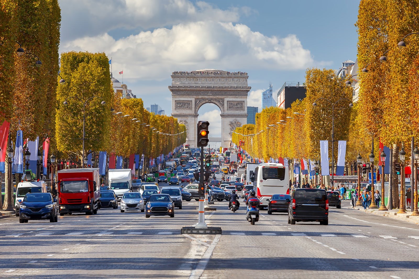 Paris'te SUV sahiplerinden daha yüksek park ücreti talep edilecek