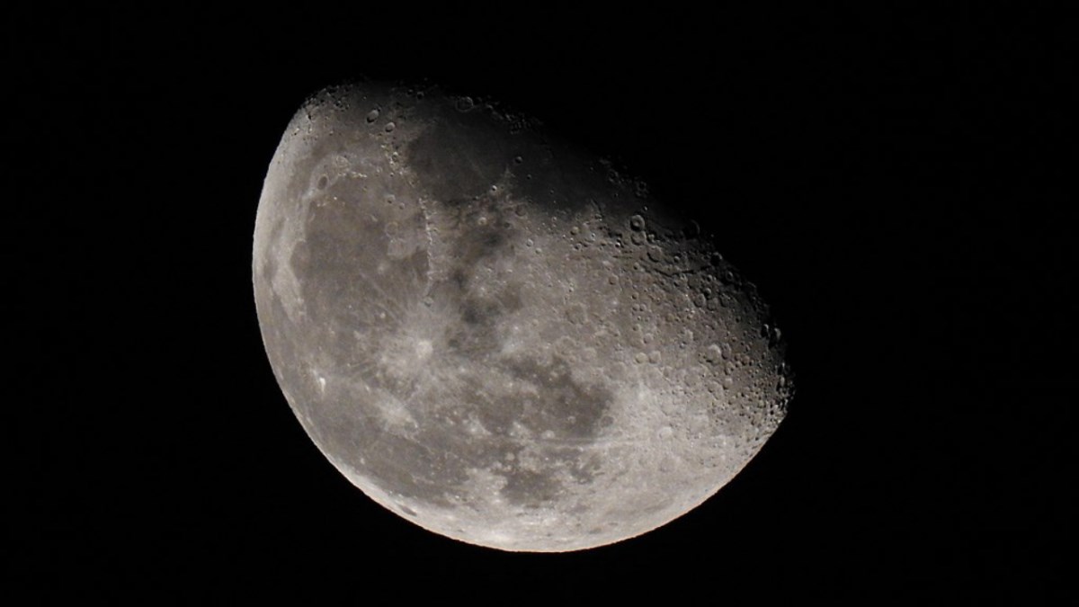 Ay’ın karanlık yüzünde sıcak bir nokta tespit edildi