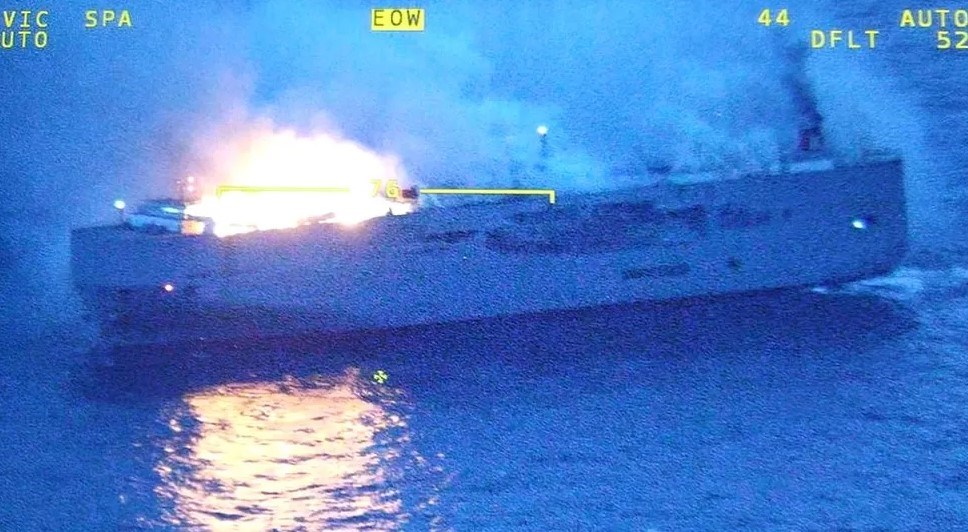 Yaklaşık 3 bin otomobil taşıyan gemide yangın çıktı