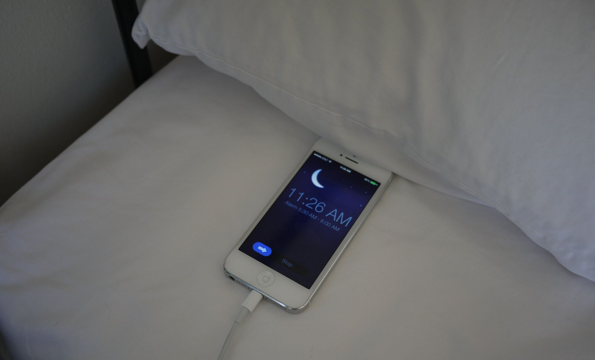 Apple uyardı: Şarj olan bir iPhone'un yanında uyumayın
