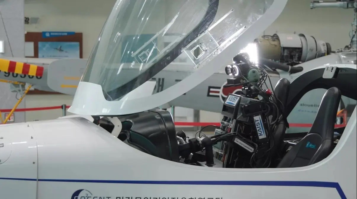 Karşınızda dünyanın ilk insansı robot pilotu PIBOT