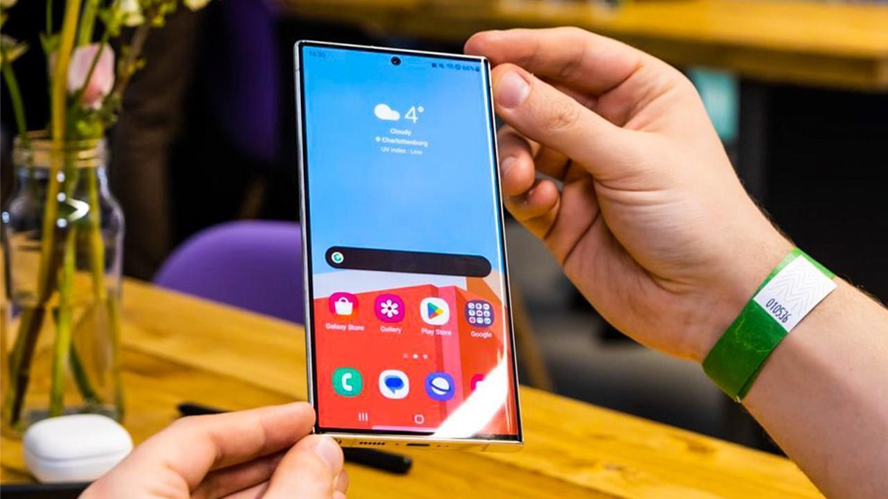 Samsung Galaxy S24 Ultra üzecek: Kalın çerçevelerle geliyor