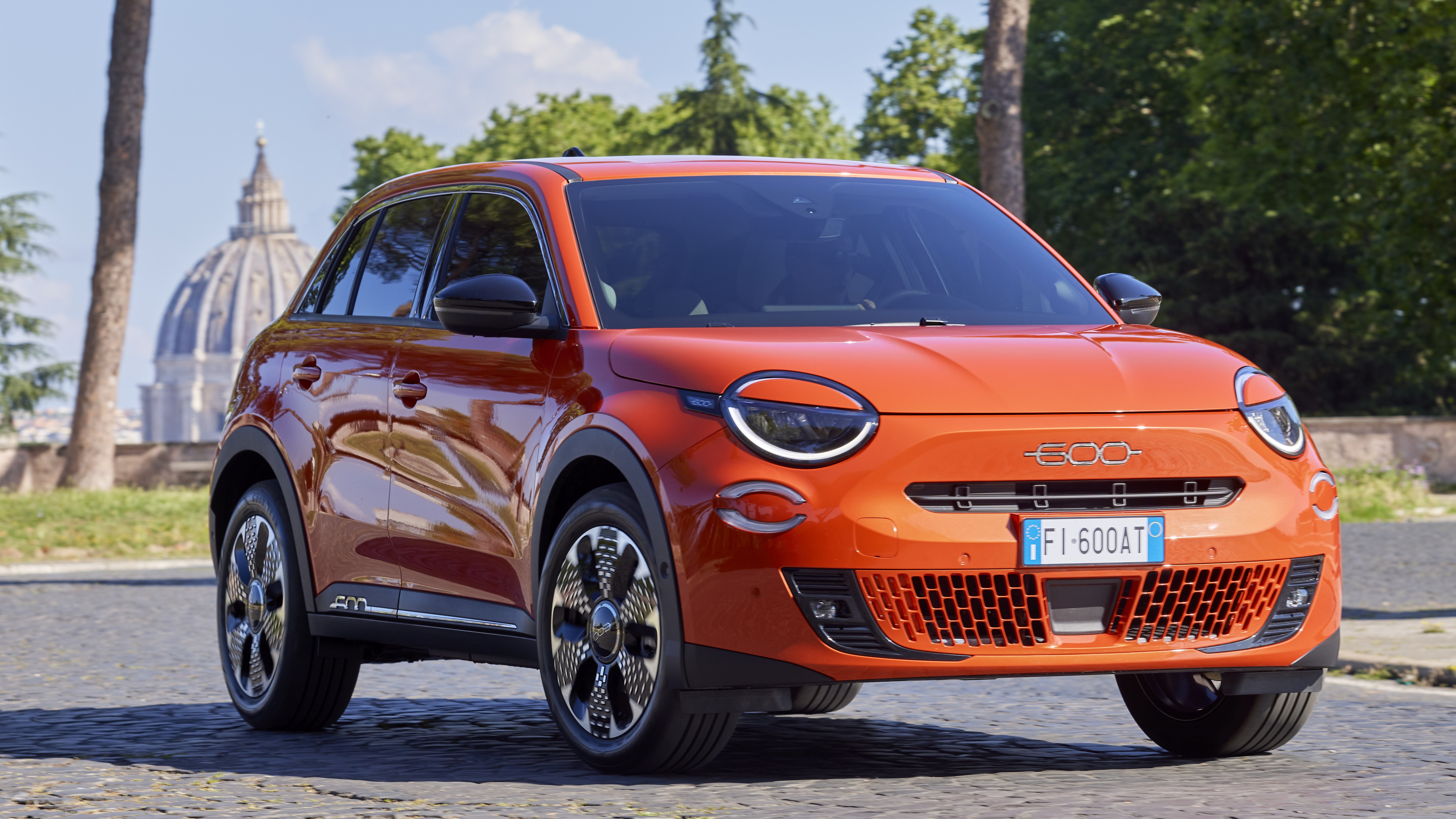 Fiat'ın ilk elektrikli crossover'ı üretime girdi: İşte fiyatı