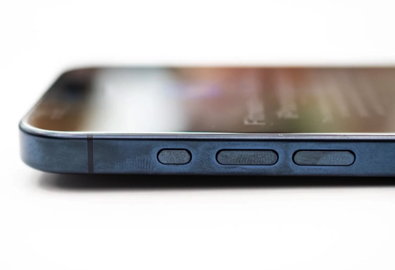 iphone 15 pro titanyum kasa parmak izi tutuyor