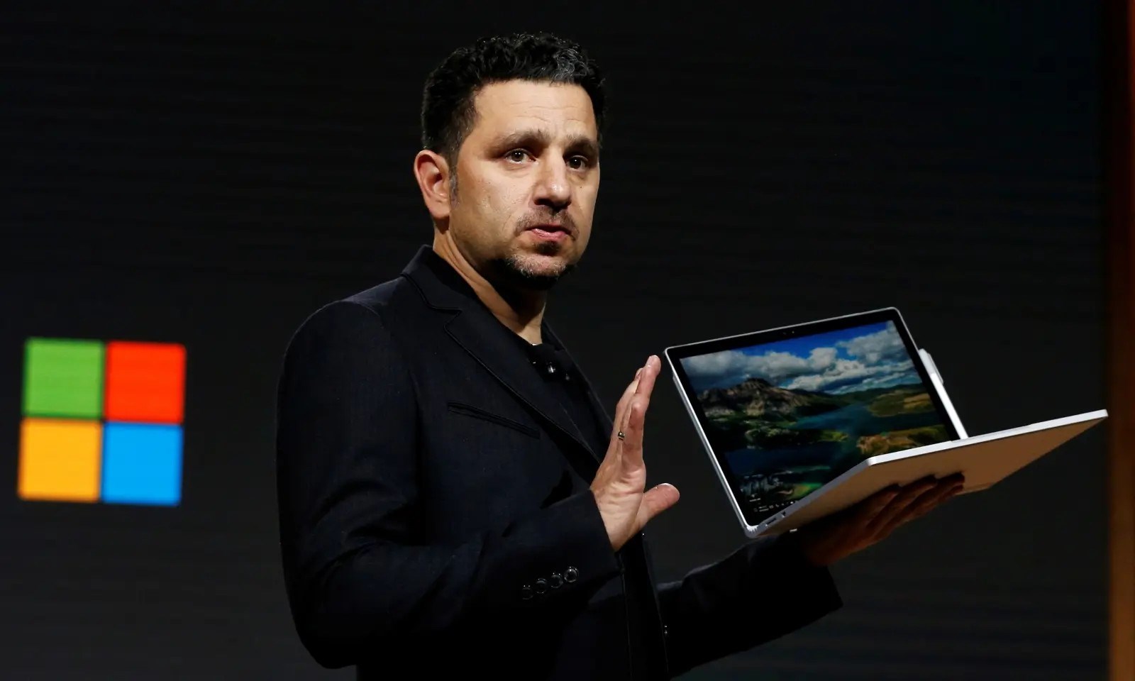 Windows'un arkasındaki isim Panos Panay, Microsoft'tan ayrılıyor