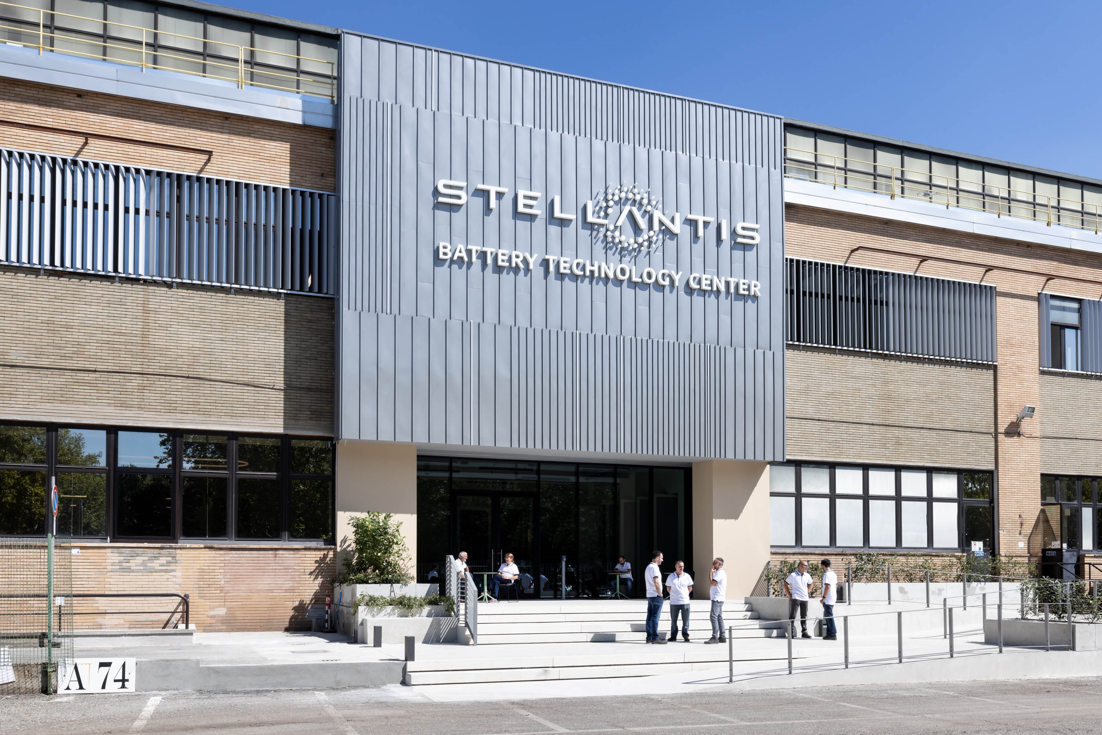 Stellantis, yeni batarya teknoloji merkezini İtalya'da açtı
