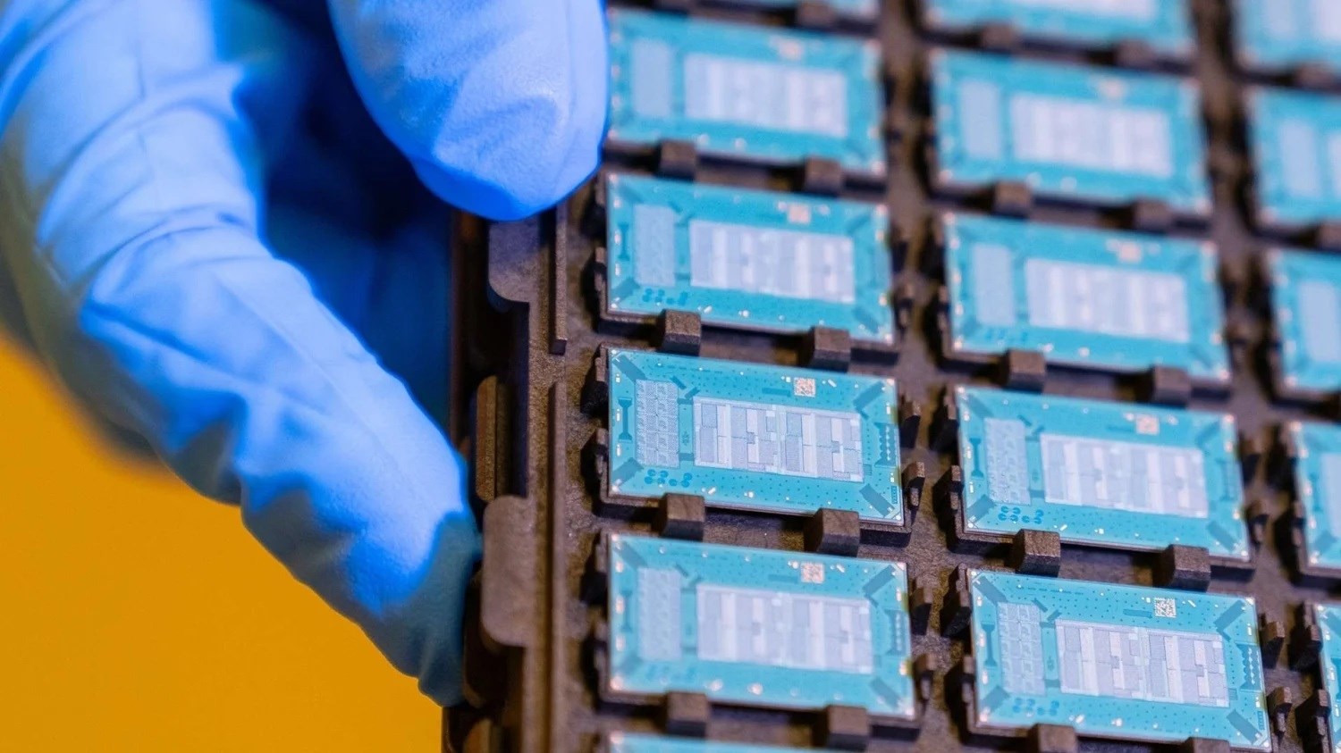 Intel, AMD’nin 3D V-Cache teknolojisini benimsiyor