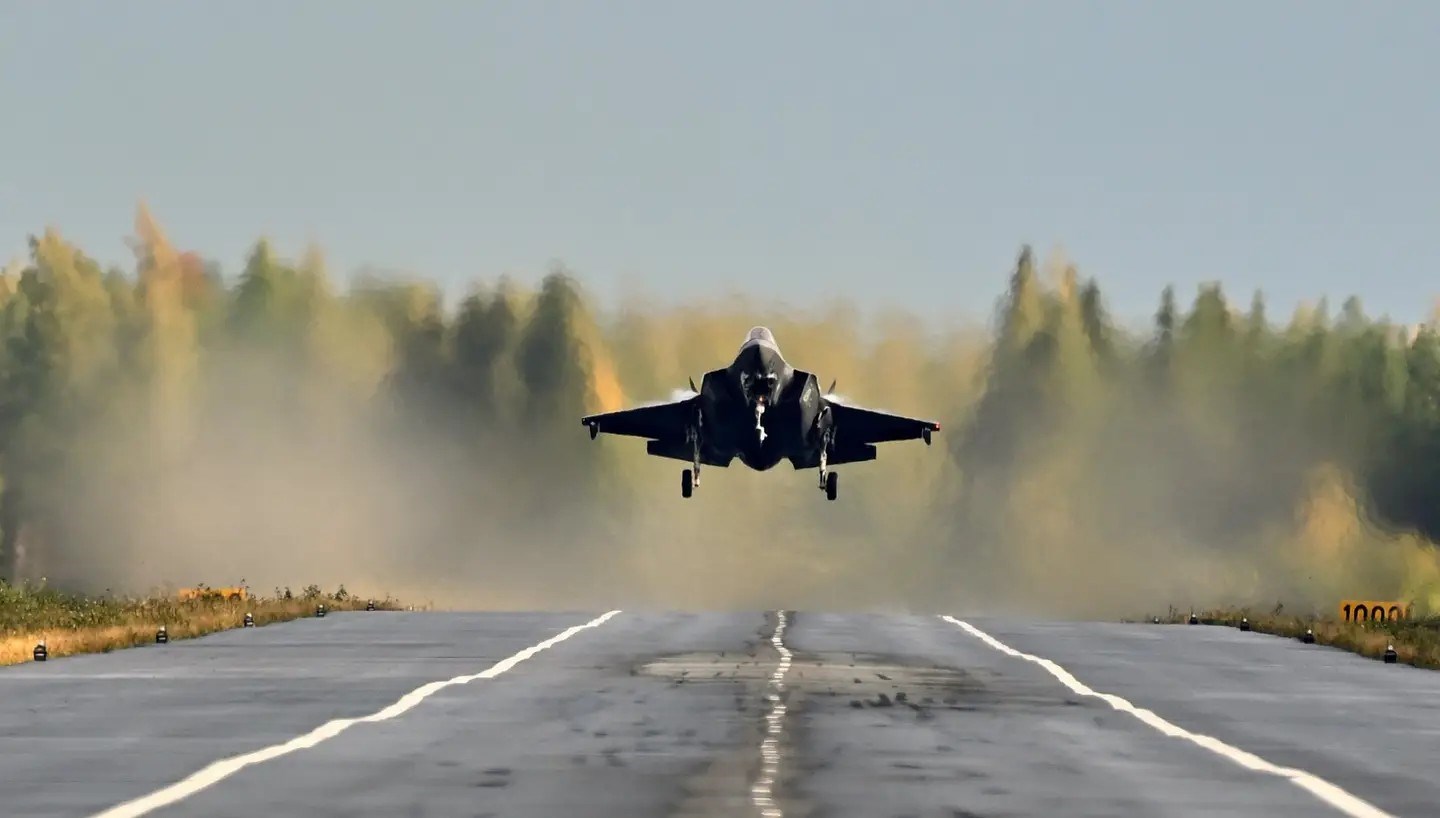 Norvec Ordusu Ilk Kez Bir F 35A Savas Ucagini Otoyola Indirdi169085 1