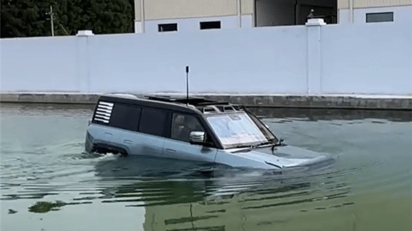 Çinli lüks SUV 30 dakika boyunca suda yüzebiliyor