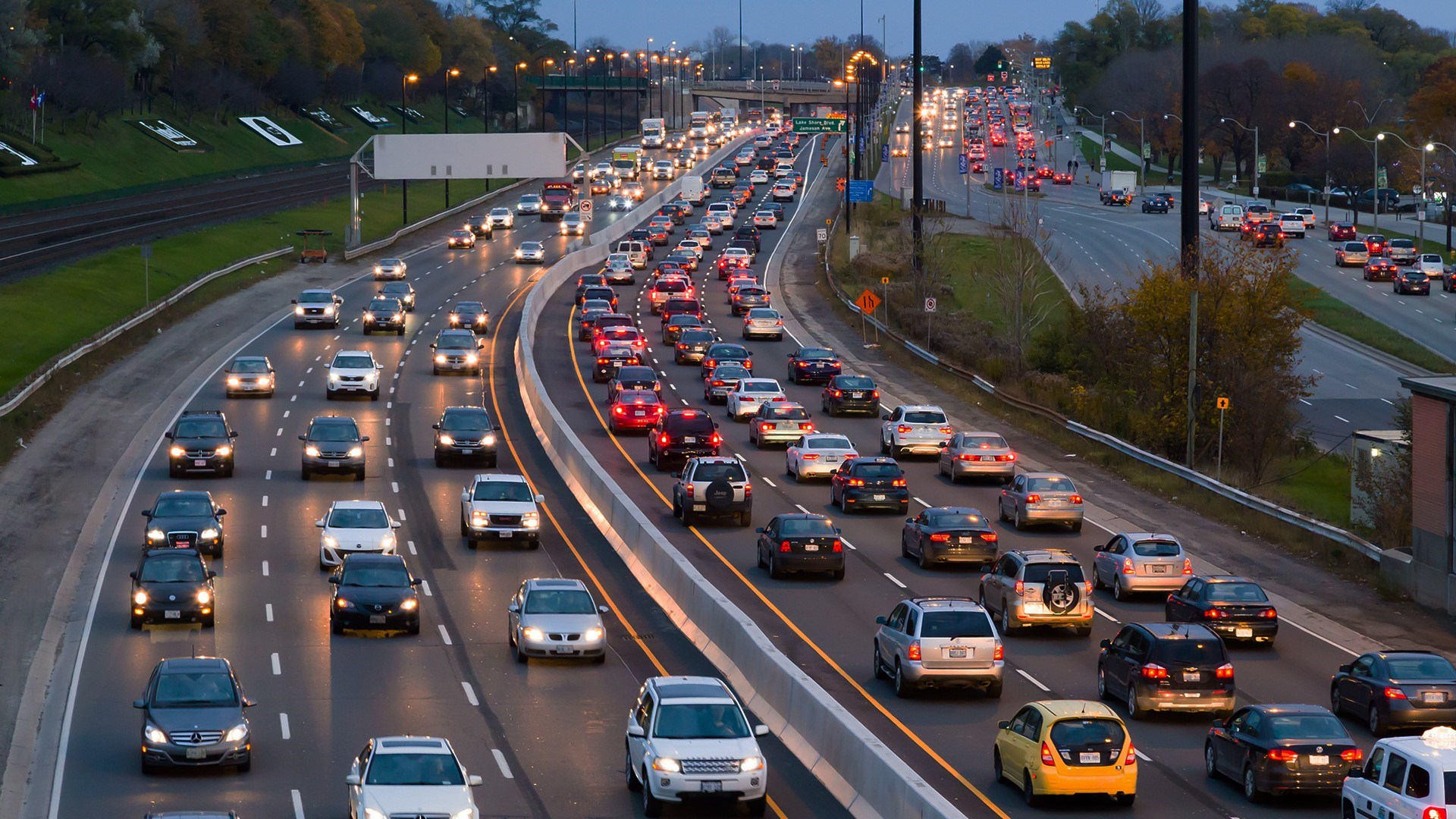 Where traffic. Автомобильный транспорт. Автомобильный трансопр. Автомобиль в движении. Много машин на дороге.