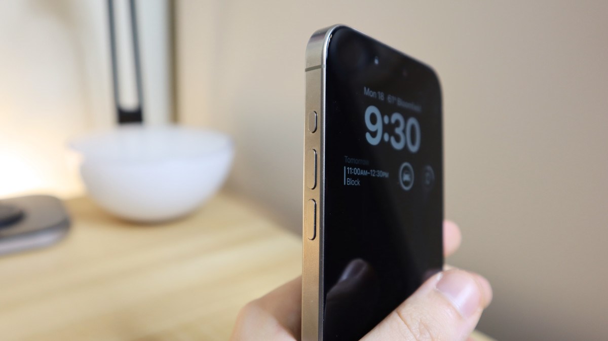 iPhone 15'lerin yeni sorunu: Hoparlörden cızırtı sesi çıkıyor!