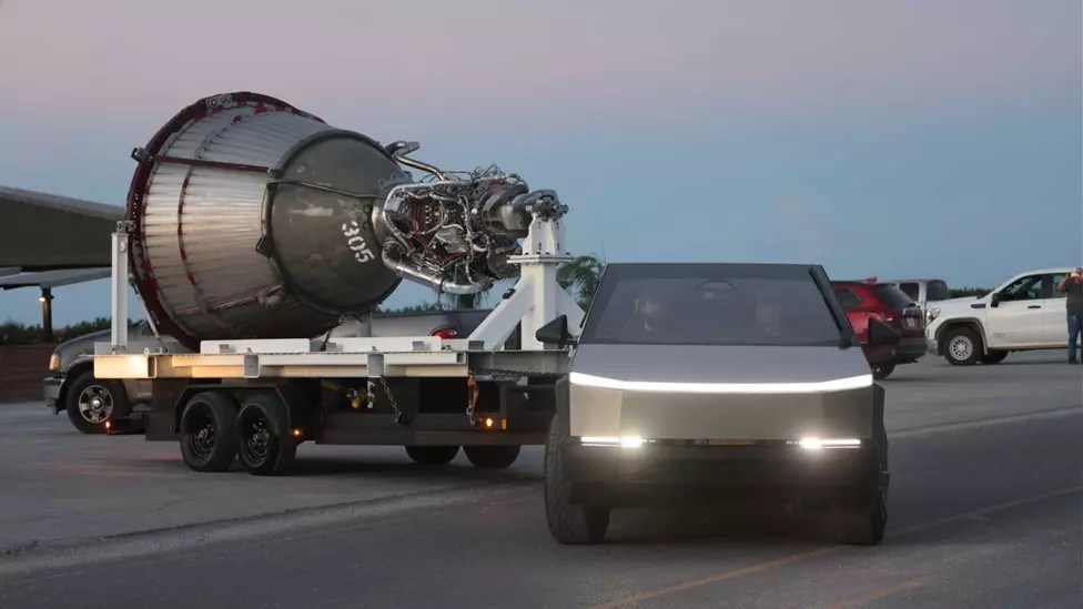Tesla Cybertruck, Starship roket motorunu çekerken görüntülendi