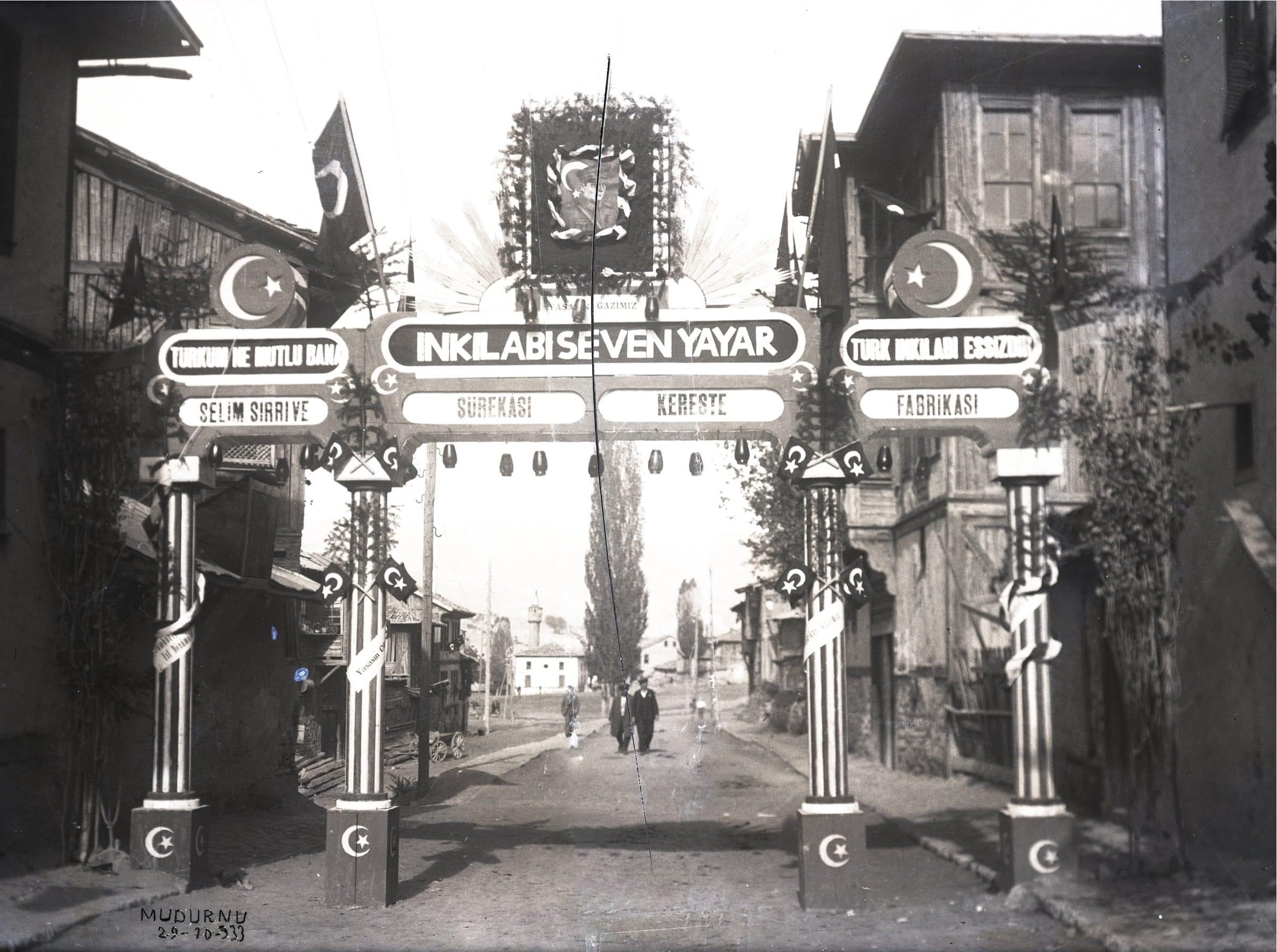Cumhuriyetin ilk yıllarına ait fotoğraflar geleceğe taşınıyor