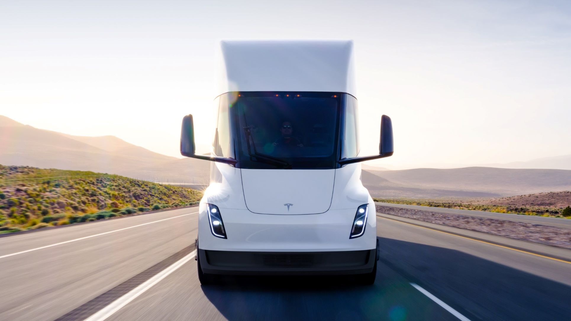 Tesla Semi, rakip elektrikli kamyonları geride bıraktı