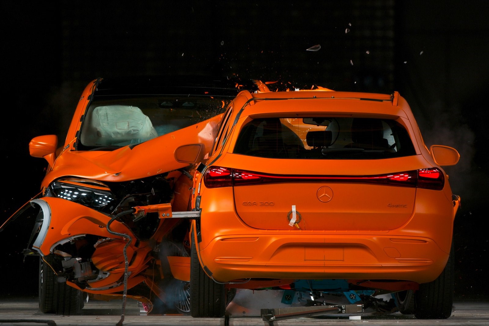 Mercedes iki elektrikli aracı kafa kafaya çarpıştırdı: İşte sonuç