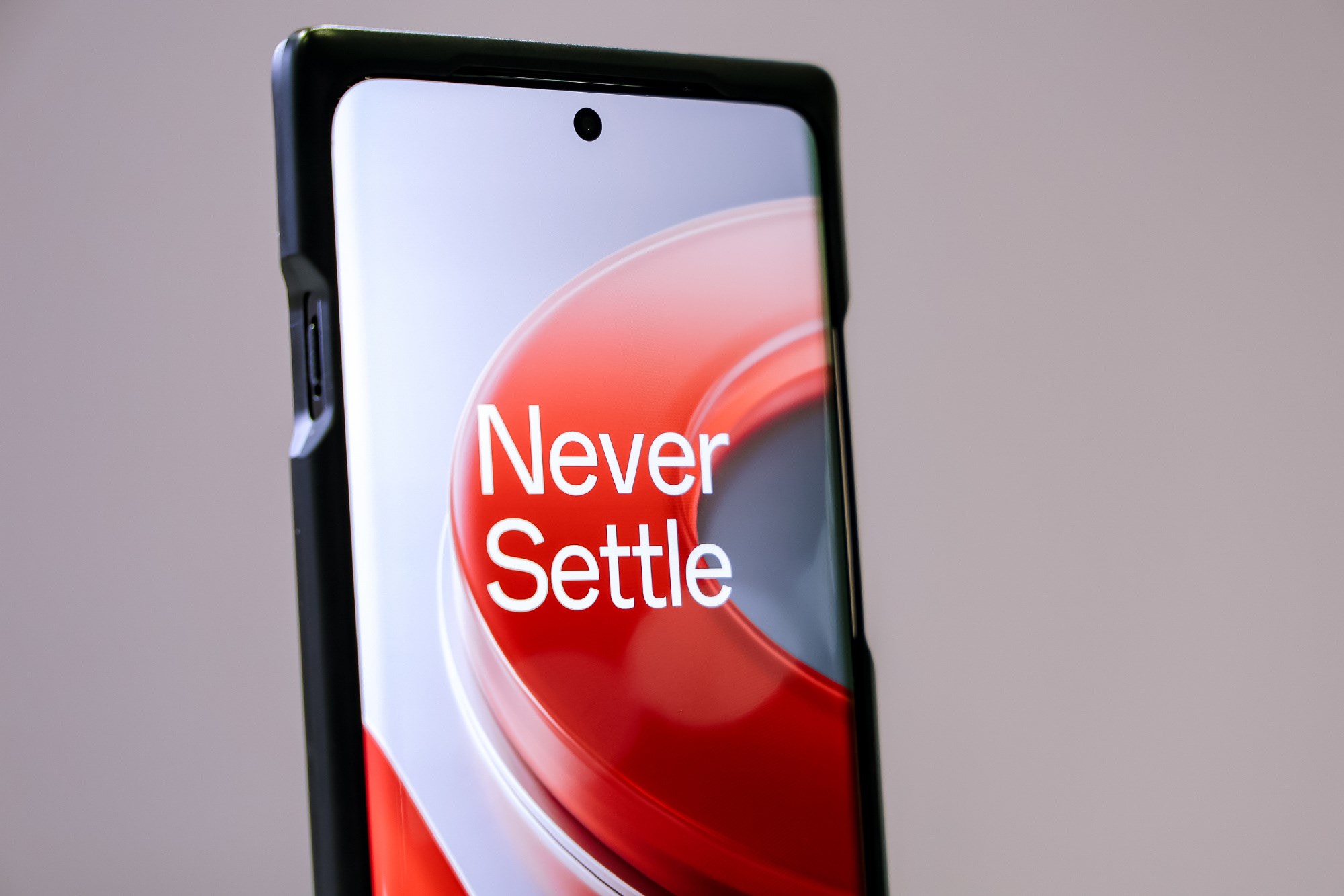 Parlak ekranıyla büyüleyen OnePlus 12'den ilk görüntüler geldi