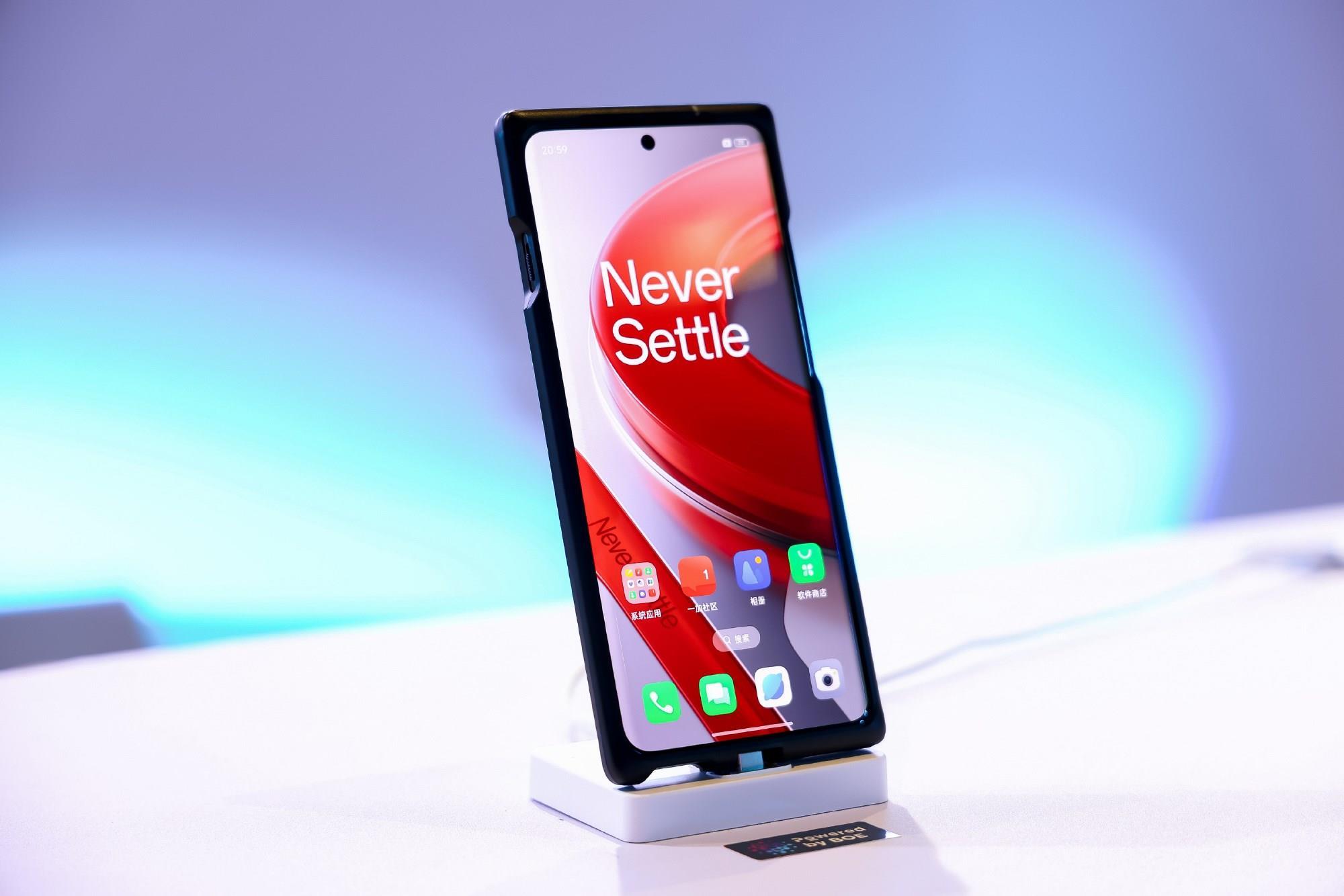 OnePlus 12 kablosuz şarj özelliğini geri getirecek