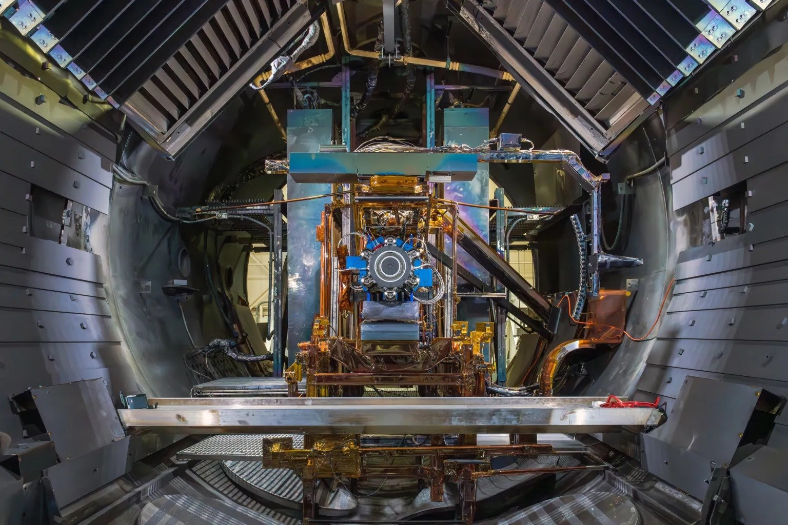 NASA, Ay istasyonu için süper güçlü iyon motorunu test ediyor