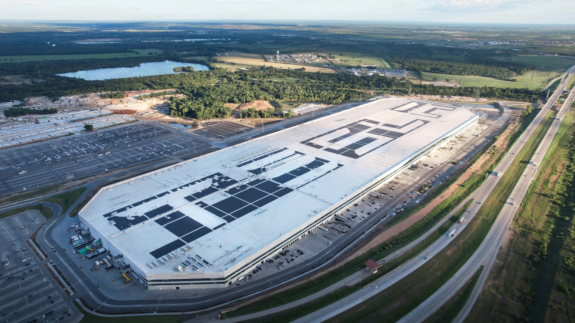 Tesla, 'dünyanın en büyük' çatı güneş enerjisi sistemini kuruyor