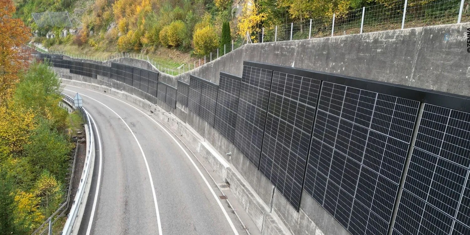 İsviçre'de yol kenarındaki duvarlar güneş panelleriyle kaplandı