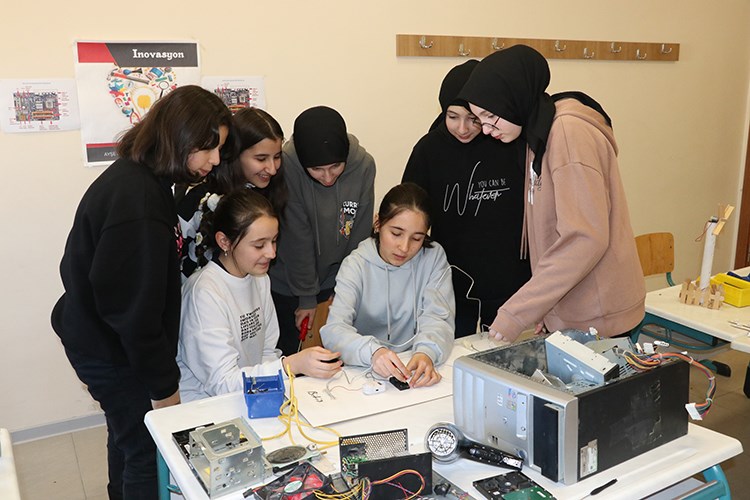 Ortaokul öğrencileri atık elektronik malzemelerle teknolojiyi öğr
