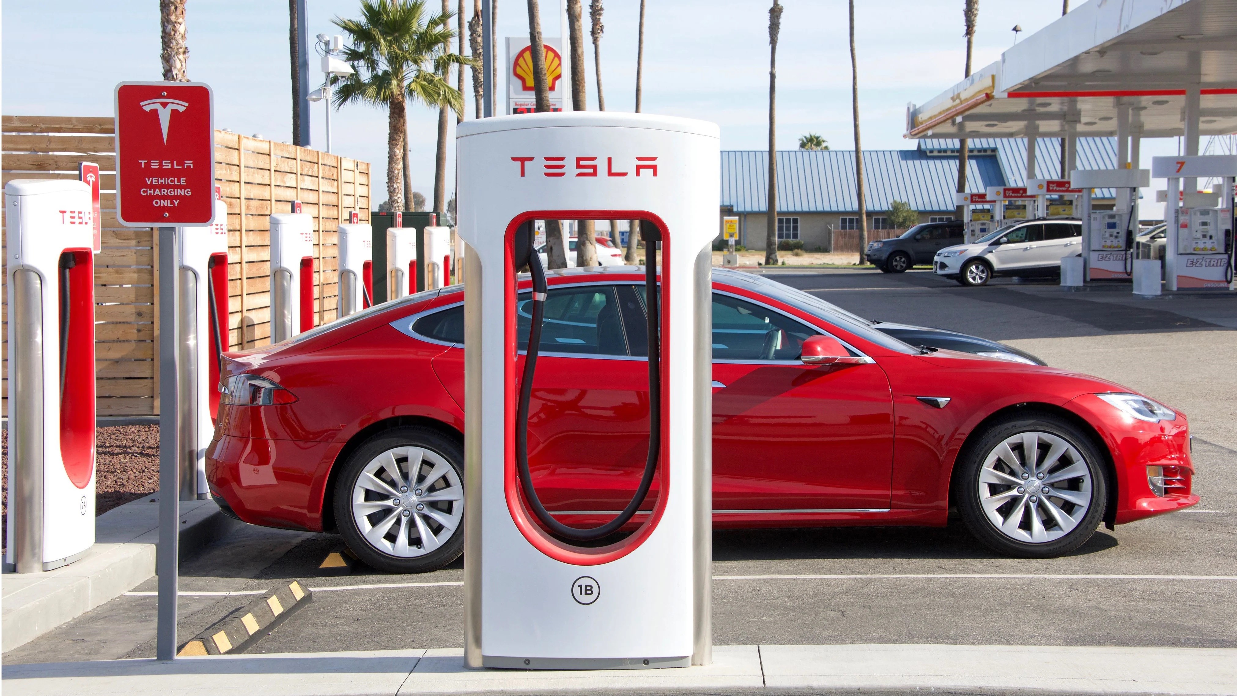Tesla araçlar kaza halinde otomatik olarak acil servisi arayacak