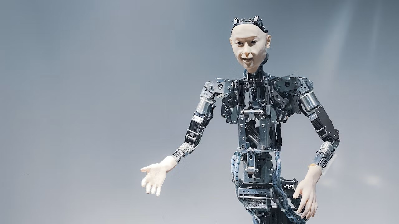 Alter3: ChatGPT-4 ile çalışan tüyler ürpertici insansı robot